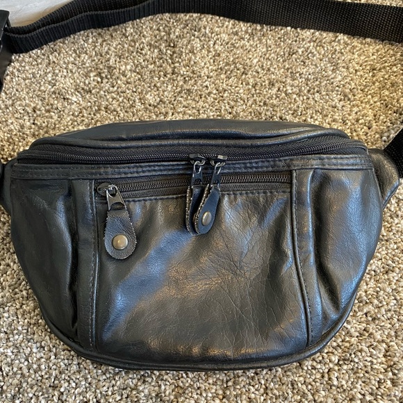 Ladies PVC Faux Leather Waistpack Fannypack Belt Bag - Picture 2 of 8